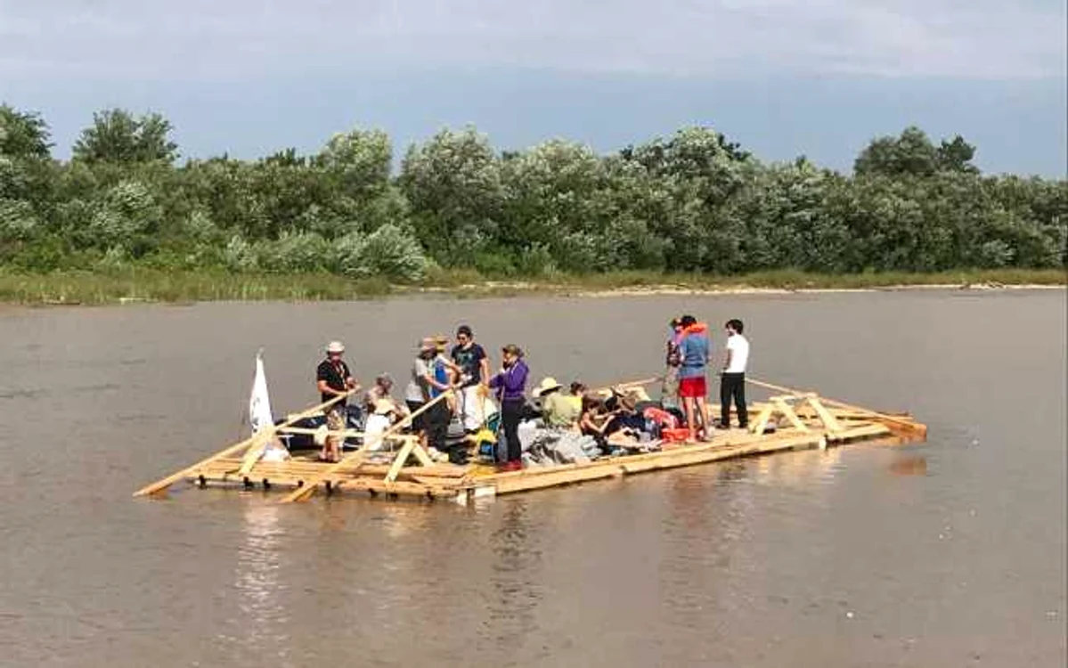 Cercetaşii arădeni coboară pe Mureş cu pluta construită de ei