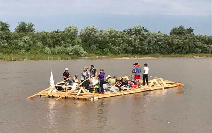 Cercetaşii arădeni coboară pe Mureş cu pluta construită de ei