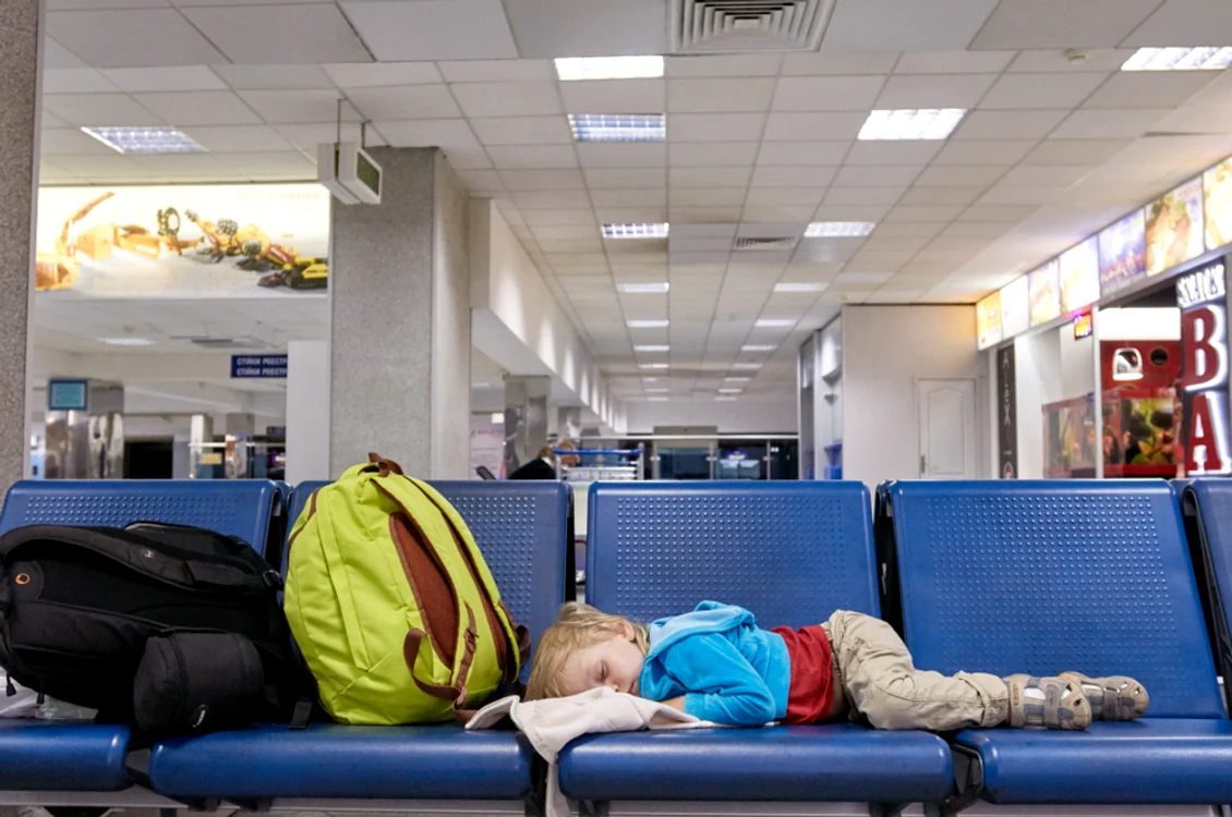 În aeroport cu un copil din cauza unui zbor întârziat? Ce este obligată compania să îți ofere