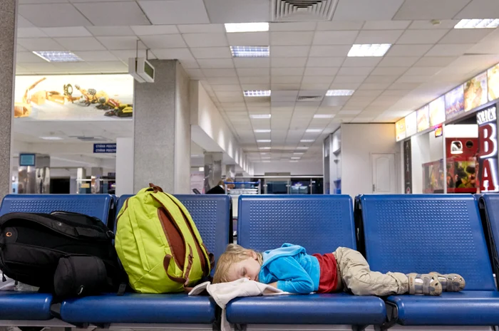 În aeroport cu un copil din cauza unui zbor întârziat? Ce este obligată compania să îți ofere