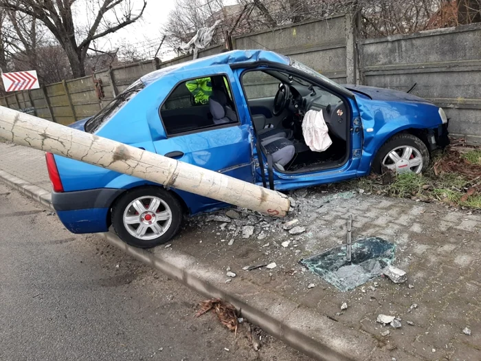 Maşina a izbit un stâlp din beton. Foto IPJ Argeş