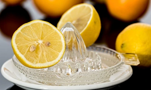 apa caldă cu lămâie dimineaţa slăbeşte jpeg