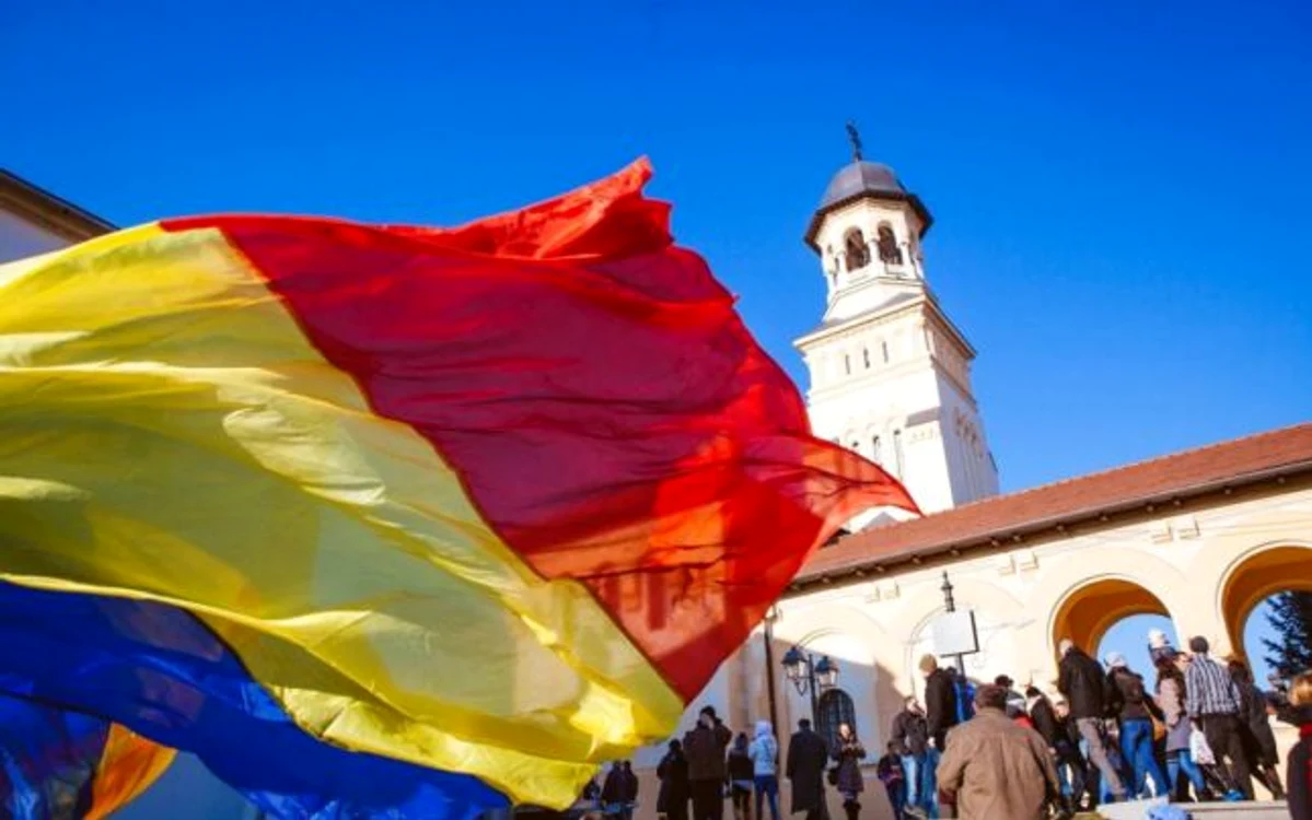
    Vom putea participa la ceremoniile de Ziua Națională doar cu mască de protecție și cu respectarea distanțării sociale Sursa foto: Adevărul  