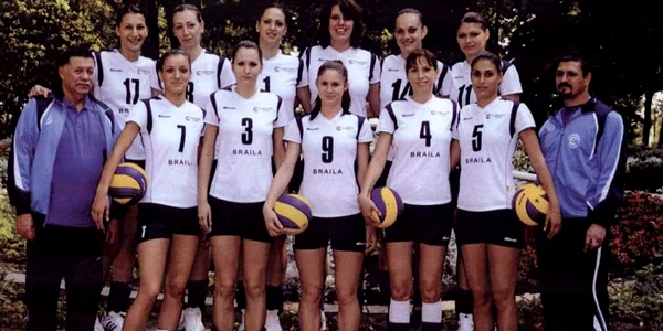 Echipa de volei, împreună cu antrenorii