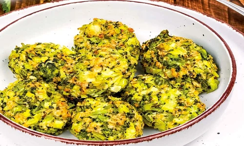 chiftelute de urzici cu broccoli jpg