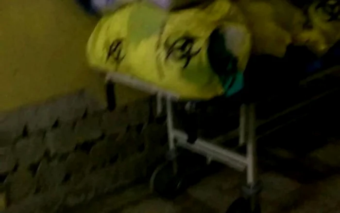 Sacii inscripţionaţi cu pictograma "deşeuri toxice" fotografiaţi lângă recipientele de mâncare.FOTO: ziar de cluj.ro