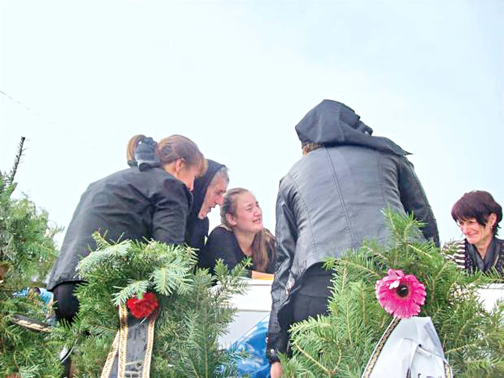 
    Rudele şi prietenii au fost copleşiţi  de durere  