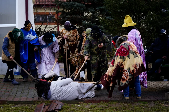 „Mersul cu urâții” se păstrează în Caraula, Dolj FOTO: Ionelia Nucă