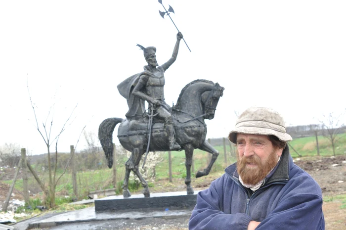 
    Gospodăria lui Gabriel Manole, "păzită" de Mihai ViteazulFoto: "Adevărul"  