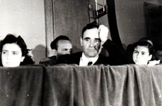 Gheorghe Gheorghiu Dej și fiicele sale, Lica și Tanţa, participă la serbarea de 1 Mai 1945 la liceul Sf. Sava din Bucureşti (© „Fototeca online a comunismului românesc”, cota: 159/1945)