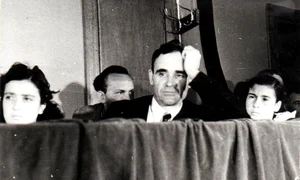 Gheorghe Gheorghiu Dej și fiicele sale, Lica și Tanţa, participă la serbarea de 1 Mai 1945 la liceul Sf. Sava din Bucureşti (© „Fototeca online a comunismului românesc”, cota: 159/1945)