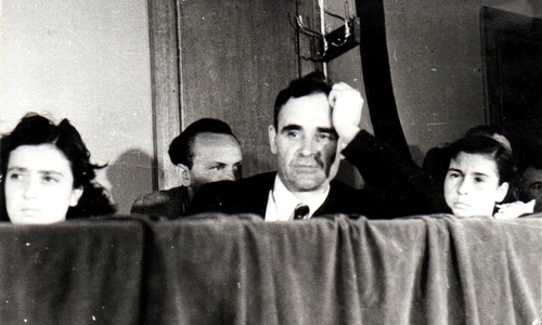 Gheorghe Gheorghiu Dej și fiicele sale, Lica și Tanţa, participă la serbarea de 1 Mai 1945 la liceul Sf. Sava din Bucureşti (© „Fototeca online a comunismului românesc”, cota: 159/1945)