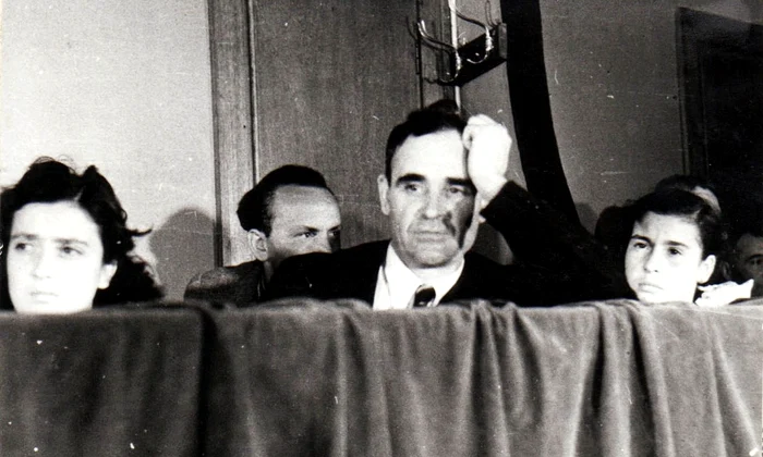 Gheorghe Gheorghiu Dej și fiicele sale, Lica și Tanţa, participă la serbarea de 1 Mai 1945 la liceul Sf. Sava din Bucureşti (© „Fototeca online a comunismului românesc”, cota: 159/1945)