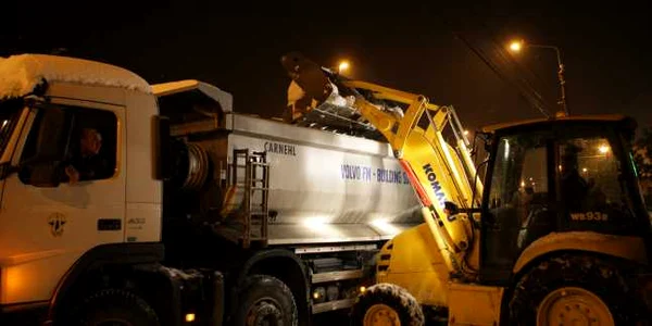Zăpada e încărcată în camioane şi topită la staţia de epurare