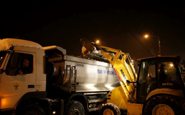 Zăpada e încărcată în camioane şi topită la staţia de epurare