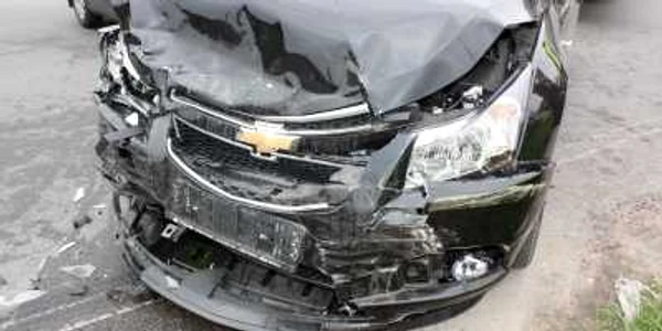 Conducătorul unui Chevrolet a intrat în parapetul de pe marginea drumului