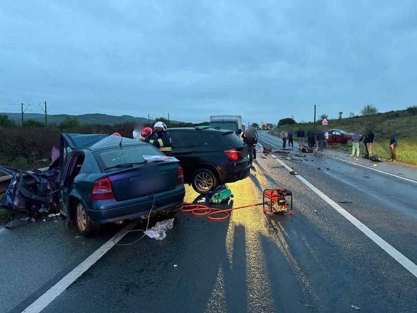 Accident extrem de grav pe DN 1C, în judeţul Cluj: cinci răniți încarceraţi, un bărbat a murit