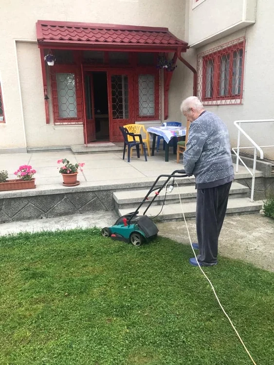 Aranjarea gazonului, o activitate care îl relaxează pe Gheorghe Turda