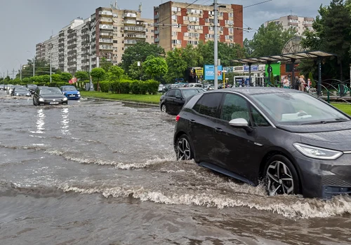 Ploaie în București - mașini și străzi inundate FOTO Shutterstock 