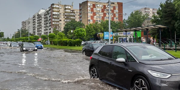 Ploaie în București - mașini și străzi inundate FOTO Shutterstock 