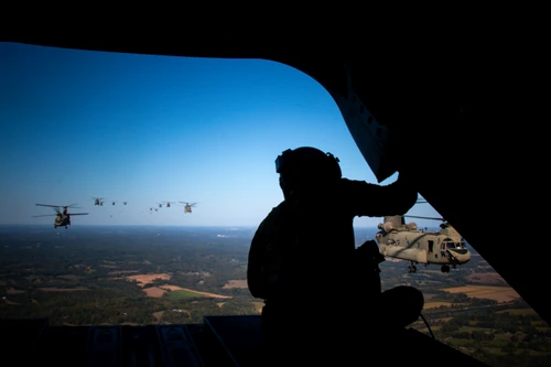 Militarii americani folosesc elicoptere la intervenții (U.S. Army Photo/Spc. Kelvin Johnson Jr) 