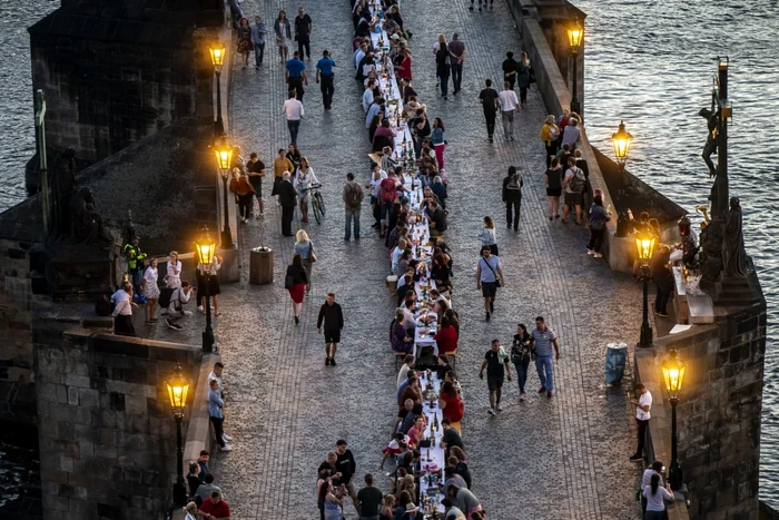 Cehii au luat masa pe Podul Charles din Praga FOTO Guliver Gettyimages / Gabriel Kuchta