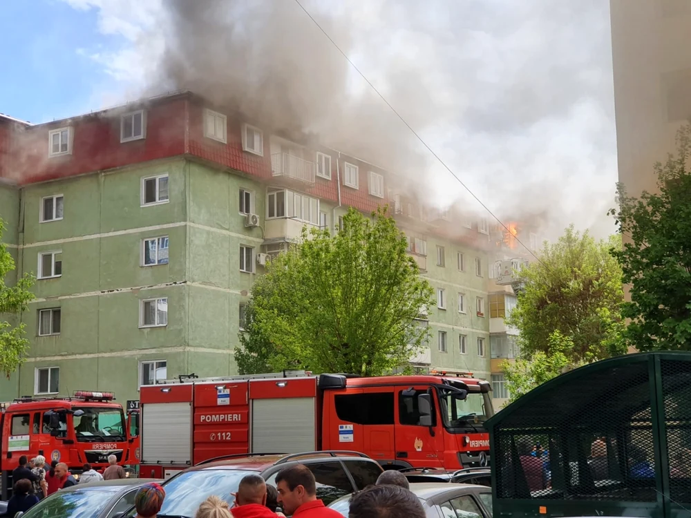 Mansarda unui bloc din Ostroveni - Râmnicu Vâlcea în flăcări Foto ISU Vâlcea