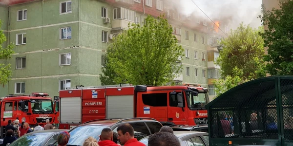 Mansarda unui bloc din Ostroveni - Râmnicu Vâlcea în flăcări Foto ISU Vâlcea 3
