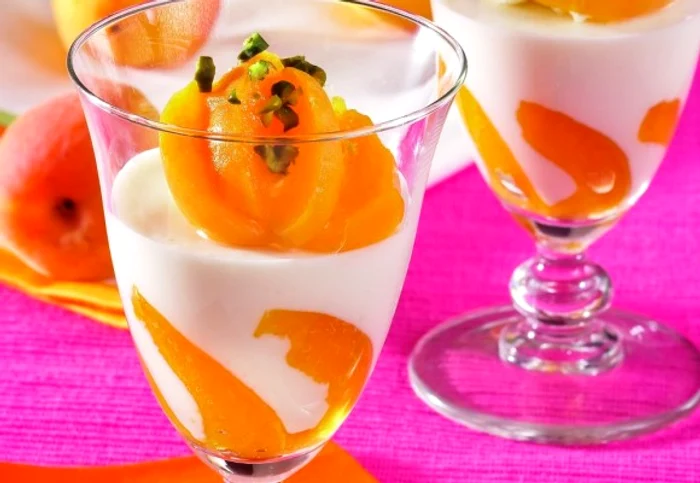 Această budincă de vanilie este delicioasă dacă incluzi şi câteva caise!clickpoftabuna.ro