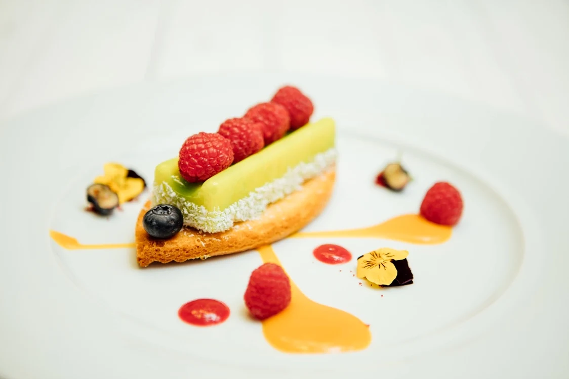 Curd (cremă) de lime pe blat de biscuite, cu fructe proaspete și flori comestibile