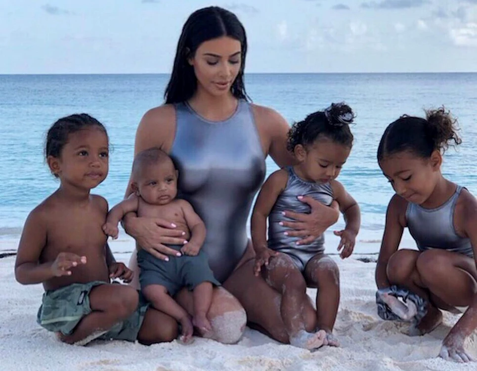 
    Kim Kardashian, într-o imagine rară alături de cei patru copii ai eifoto: Profimedia  