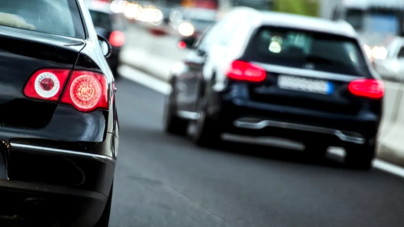Vehicul lent pe banda a doua. Ai voie să treci înainte pe banda 1?