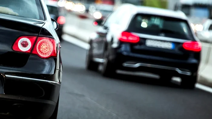 Vehicul lent pe banda a doua. Ai voie să treci înainte pe banda 1?