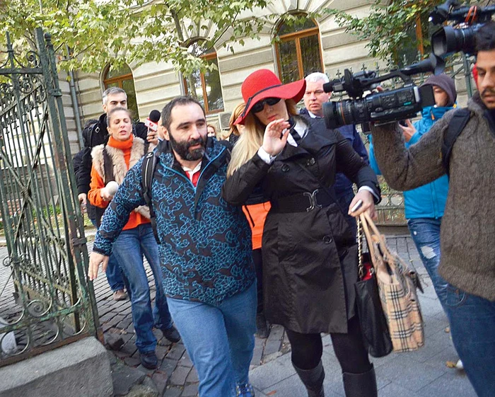 Avocatul Simonei a dovedit că are reale talente de bodyguard