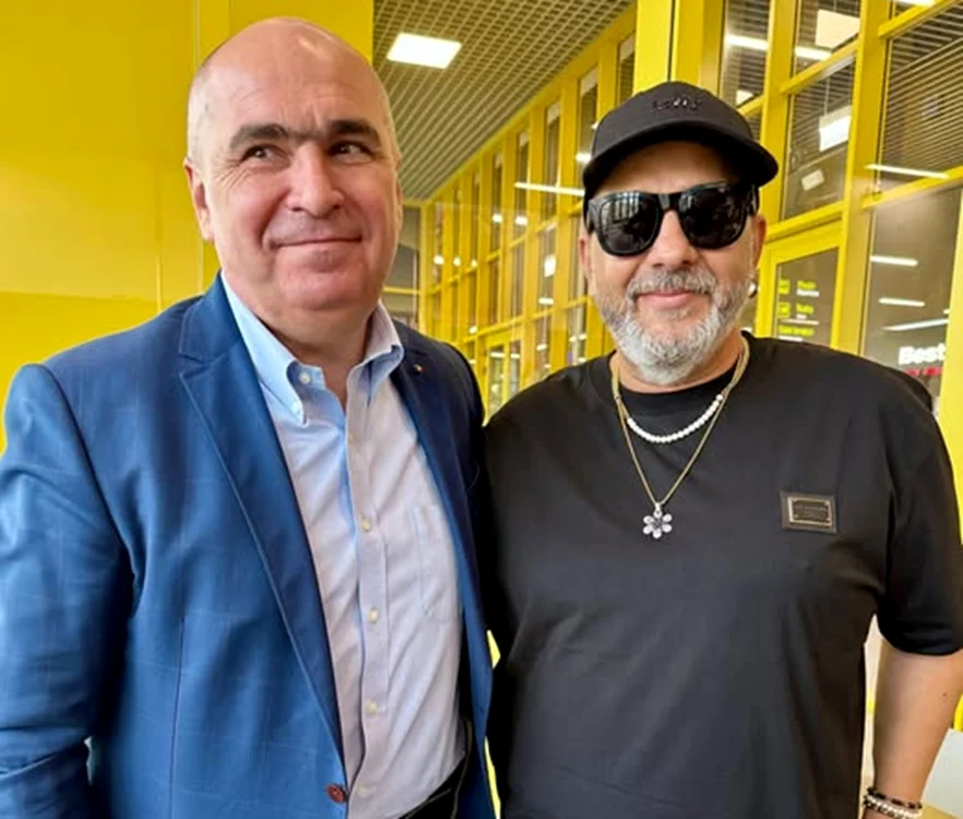 Ilie Bolojan, abordat pe aeroporot de chitaristul lui Brenciu, Cristain Crețu. Foto: Facebook