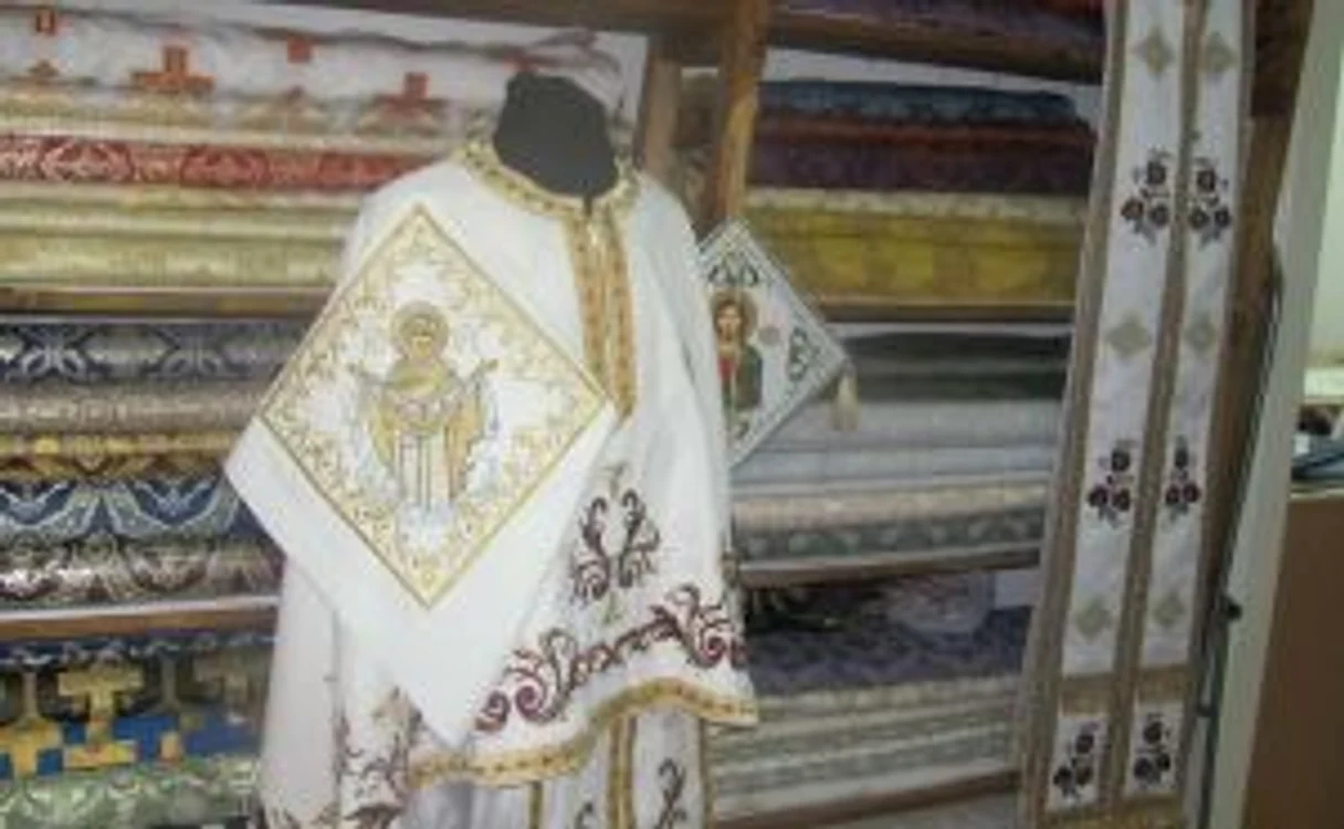Atelierul unde preoteasa crează veşminte