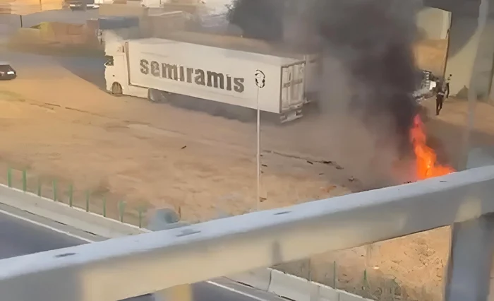 Mașina a luat foc după ce a căzut de pe pod FOTO Facebook