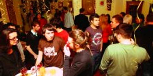 Petrecăreţii vor avea parte şi de o tombolă cu premii surpriză