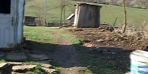 Pruncul a fost găsit în latrina casei  foto Pro Tv