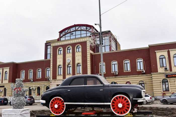 Clădirea gării din Feteşti a fost modernizată în urmă cu mai mulţi ani, liniile de cale ferată, nu FOTO fFcebook/DJC Ialomiţa