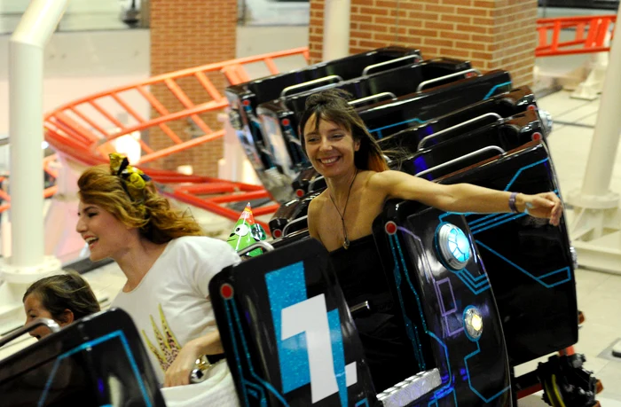 Alexandra Ungureanu, Roxana Iliescu, roller coaster