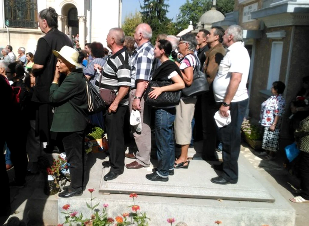 Înmormântarea lui Vadim Tudor: Zeci de oameni s-au urcat pe morminte 