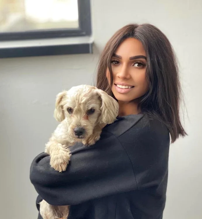 
    Laurette, fericită că l-a găsit pe cățelul Chanelfoto: Instagram  