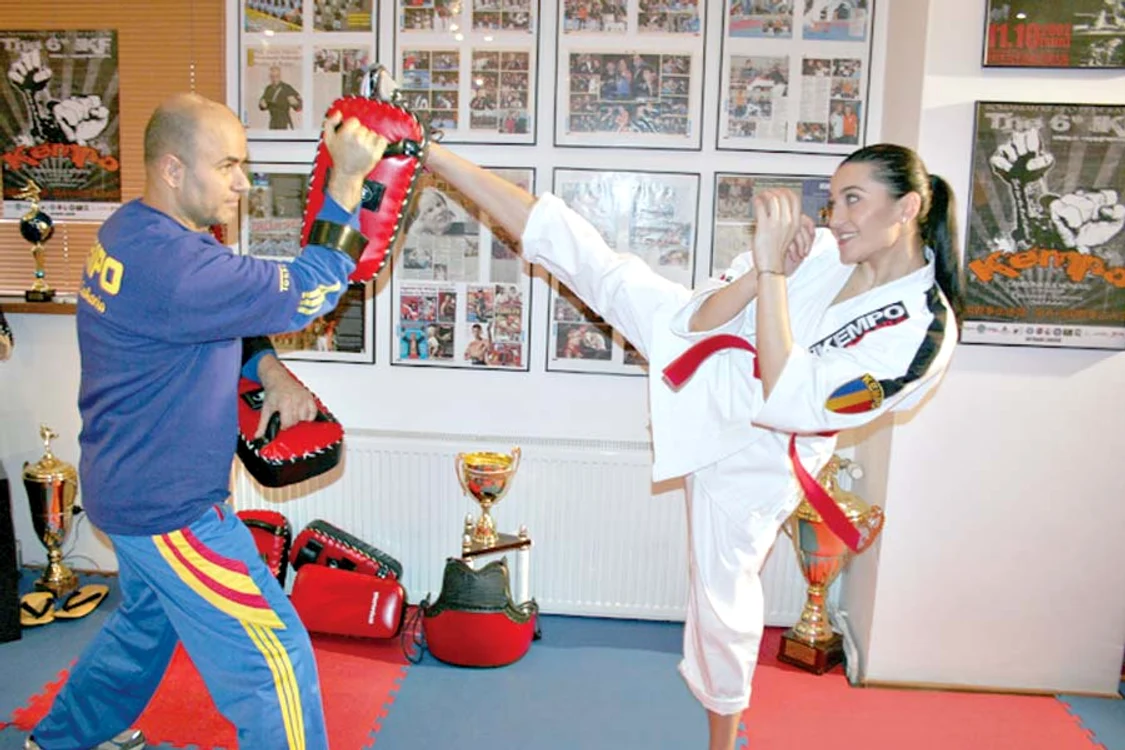 Claudette se menţine în formă  făcând antrenamente de kempo