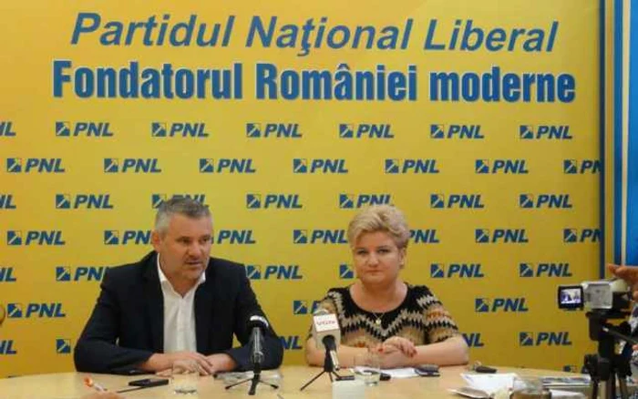 Gigel Ştirbu, liderul PNL Olt, alături de omologul său de la PDL, Siminica Mirea  (FOTO: Mugurel Manea)