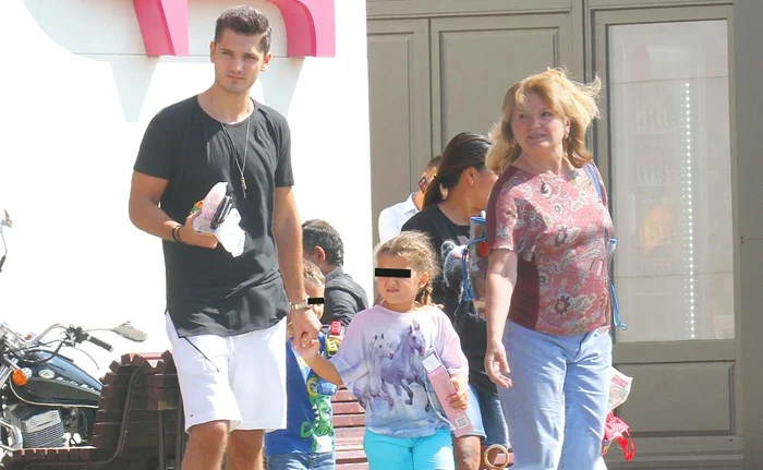 
    Elena se ocupă mai mult de Anastasia, care a venit  pe lume în iunie  