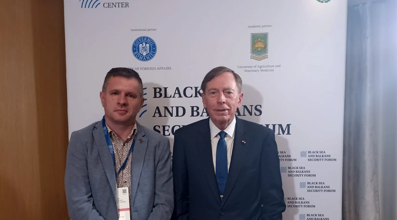 Generalul David Petraeus și jurnalistul Denis Grigorescu FOTO arhiva personală