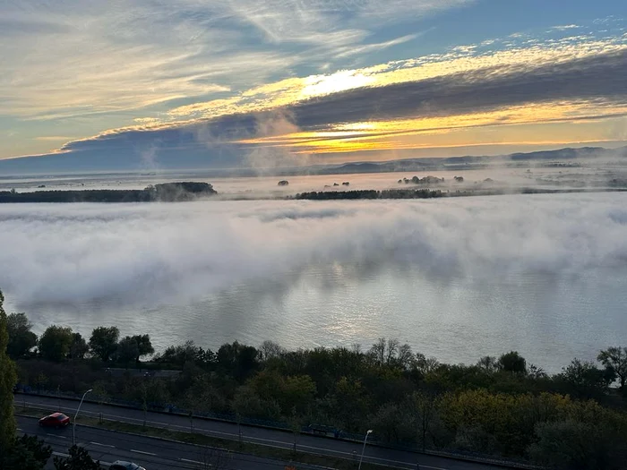 Nori de aburi pe Dunăre, la Galați FOTO: Petru Tudorache