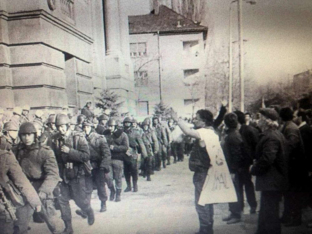 Ion Marcu cu cearşaful alb în faţa Judeţenei de Partid în 20 decembrie 1989