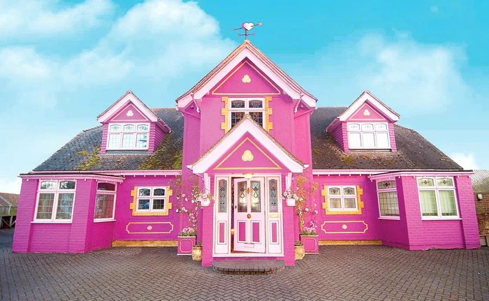 Întreaga casă este vopsită în roz